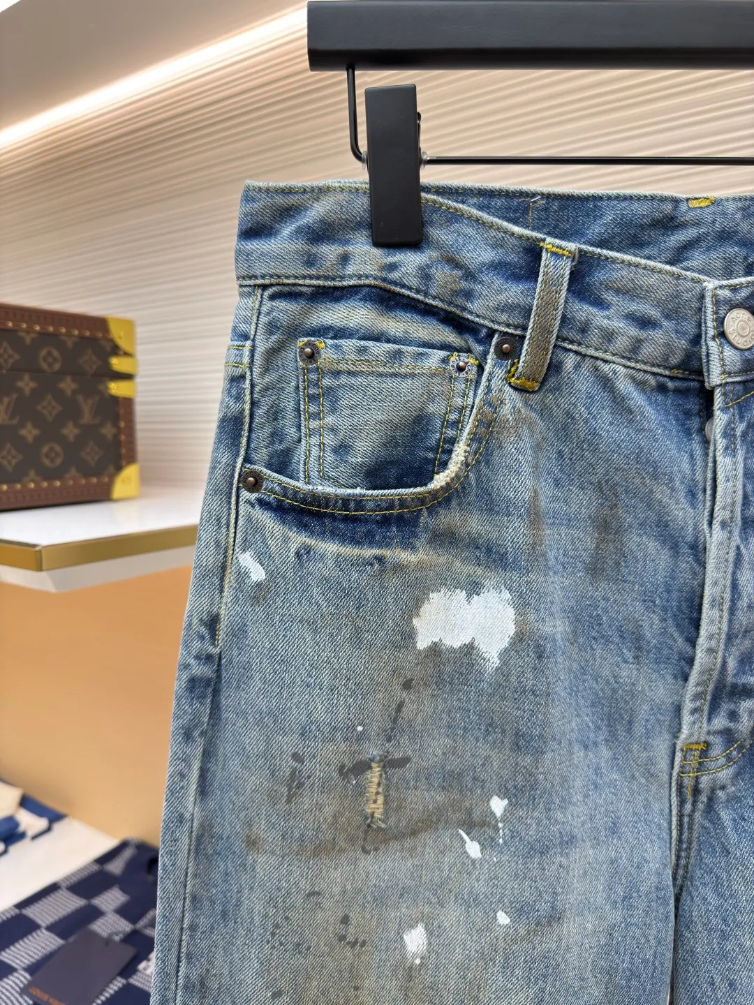 Acne Studios splash-ink straight-leg jeans ●Authentic product: purchased and developed by 3861 ●Item number: 1680381-A75 ●Material: denim fabric ●Technology: splash-ink production ●Version: Loose fit ●Weight: about 755 grams ●Size: 30-31-32-33 ●Description: Mid-waist wide-leg design, full-length trousers, presenting a relaxed and casual style. It is made of raw denim fabric blended with 60% cotton and 40% lyocell. It has been washed in light blue to show natural coloring and unique painted mark details. The five-pocket structure and button placket make the overall design both practical and fashionable. The organic cotton component in the fabric ensures comfort and environmental protection, while the use of cowhide patches adds a touch of sophistication. This pair of jeans not only pursues innovation in design, but also embodies the brand's high quality standards in terms of materials and craftsmanship. The overall wiring is straight and delicate, the fabric is comfortable and soft, and the color is consistent without color difference. It can be matched with the same style to create a fashionable look and control various occasions. Customized accessories, complete with three standards, same style for men and women!